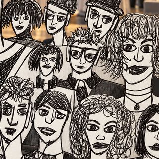 Disegno a penna: una donna in una sala di controllo della logistica, davanti alle rotte e ai numeri